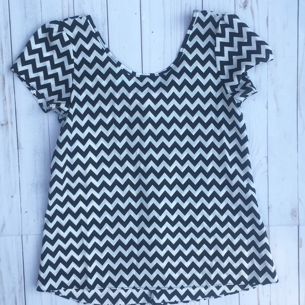 Girl’s Black and White Chevron Top Size-Medium